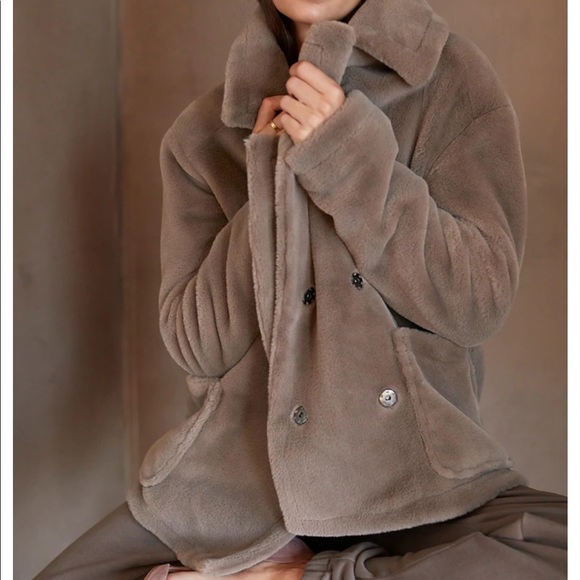Velvet by Graham & Spencer Jackets & Blazers - Velvet by Graham & Spencer Faux Fur Coat